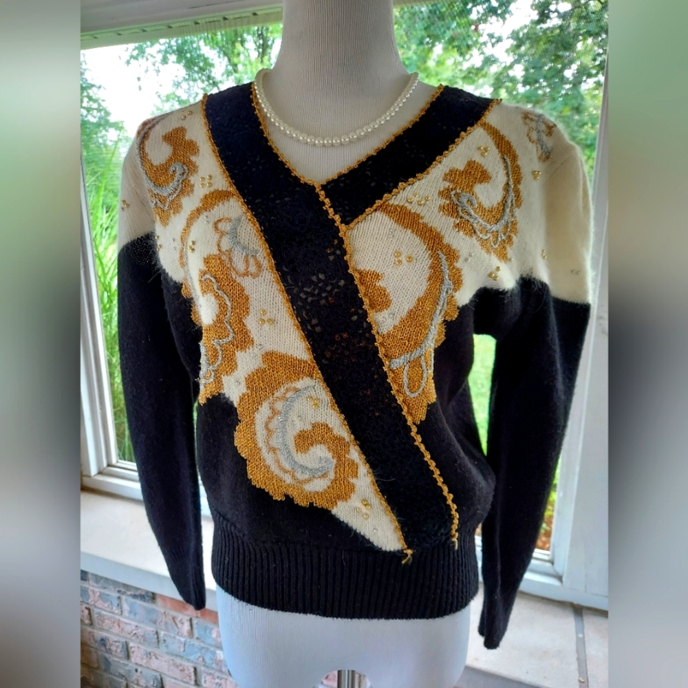 Gorgeous Vintage Dana Scott Black Ivory and Gold Holiday Sweater Delicate Beads